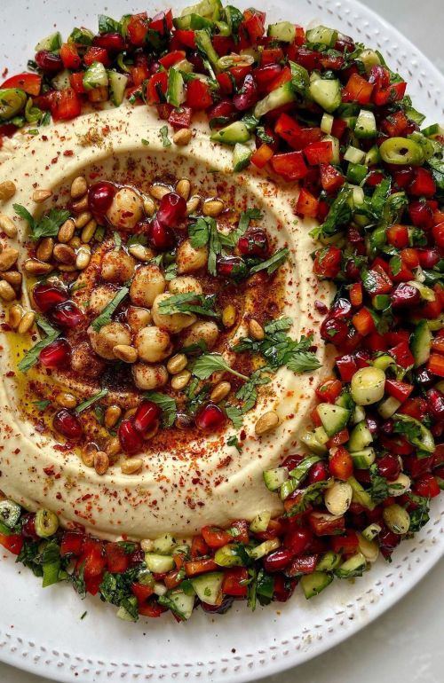 Рецепт хумуса с кедровыми орешками, овощами и кинзой