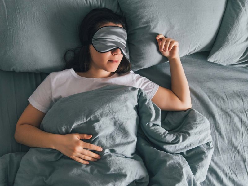 женщина спит в маске для сна