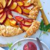 Миндальная галета с персиками и абрикосами