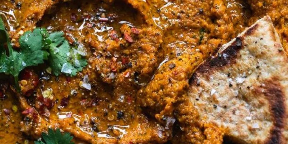 Острая мухаммара из печеного перца с фетой