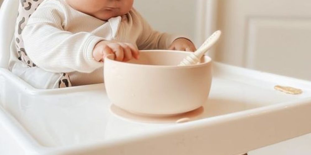 Как научить малыша есть ложкой?