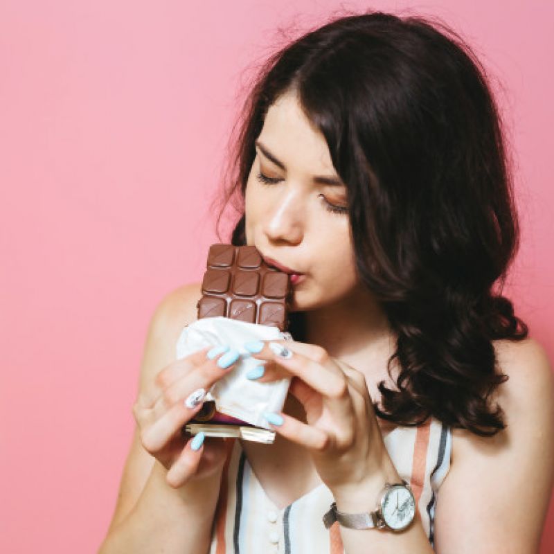 девушка заедает стресс шоколадкой