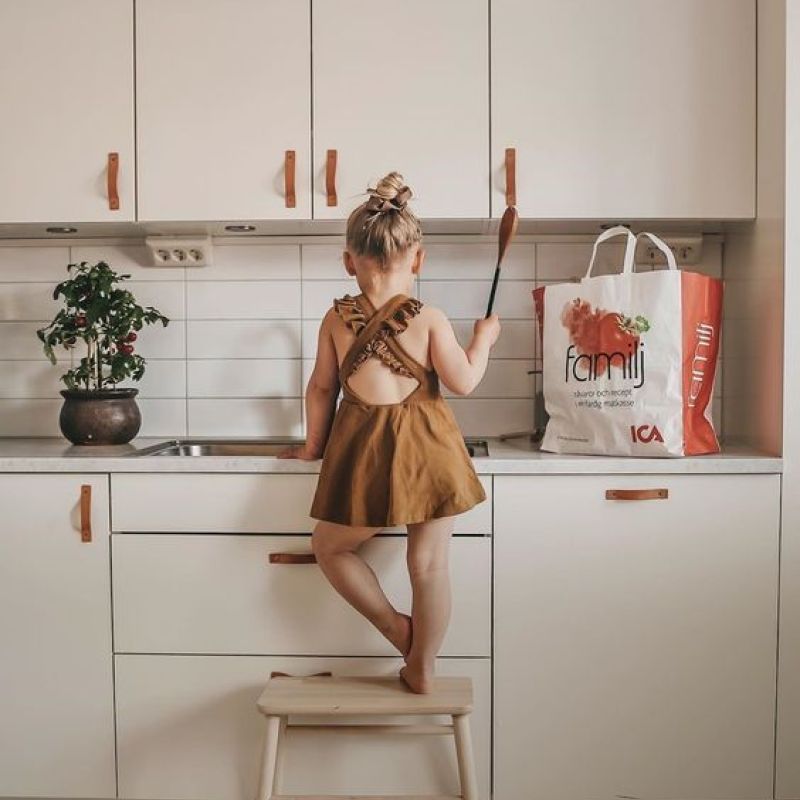 девочка на кухне