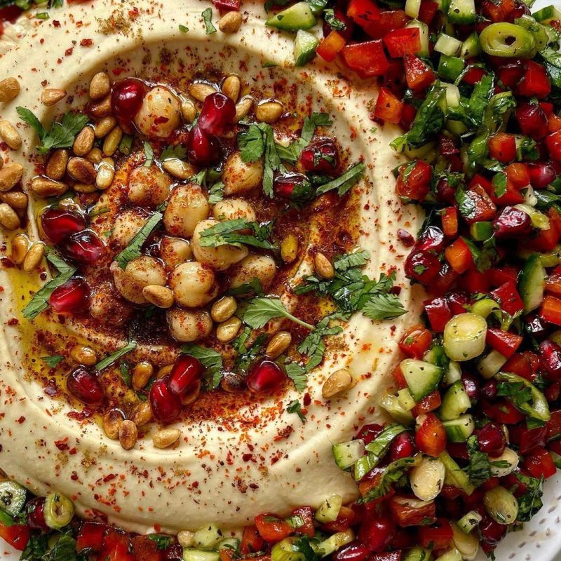 Рецепт хумуса с кедровыми орешками, овощами и кинзой