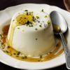 Кокосовая панна-котта с ореховой дуккой