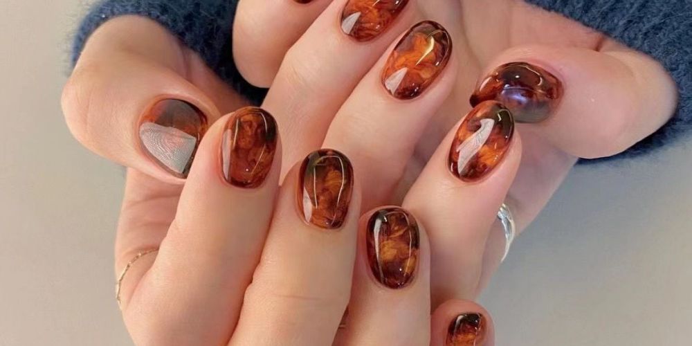 Хром, желе, шоколад и горошек — тренды маникюра этой осени