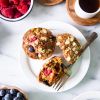 Кексы с куркумой и ягодами