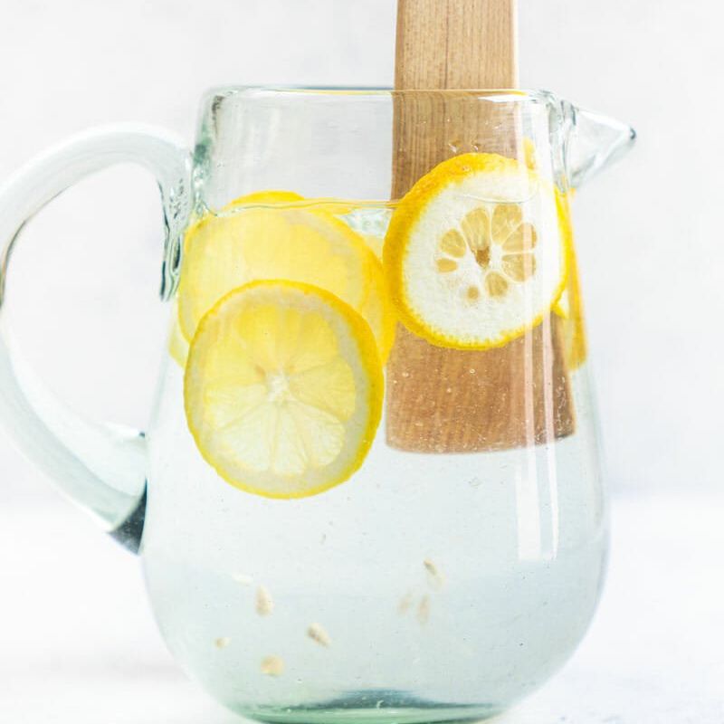 Вода с лимоном в кувшине