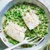 Белая рыба с зеленым горошком и белым соусом