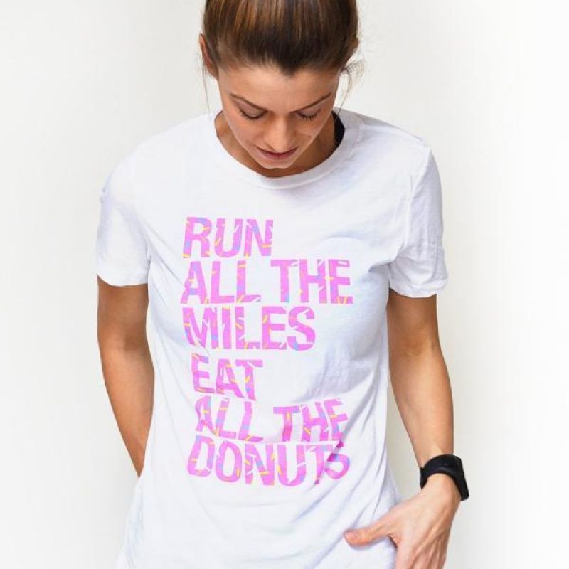 девушка в футболке с надписью бегай, а не ешь пончики