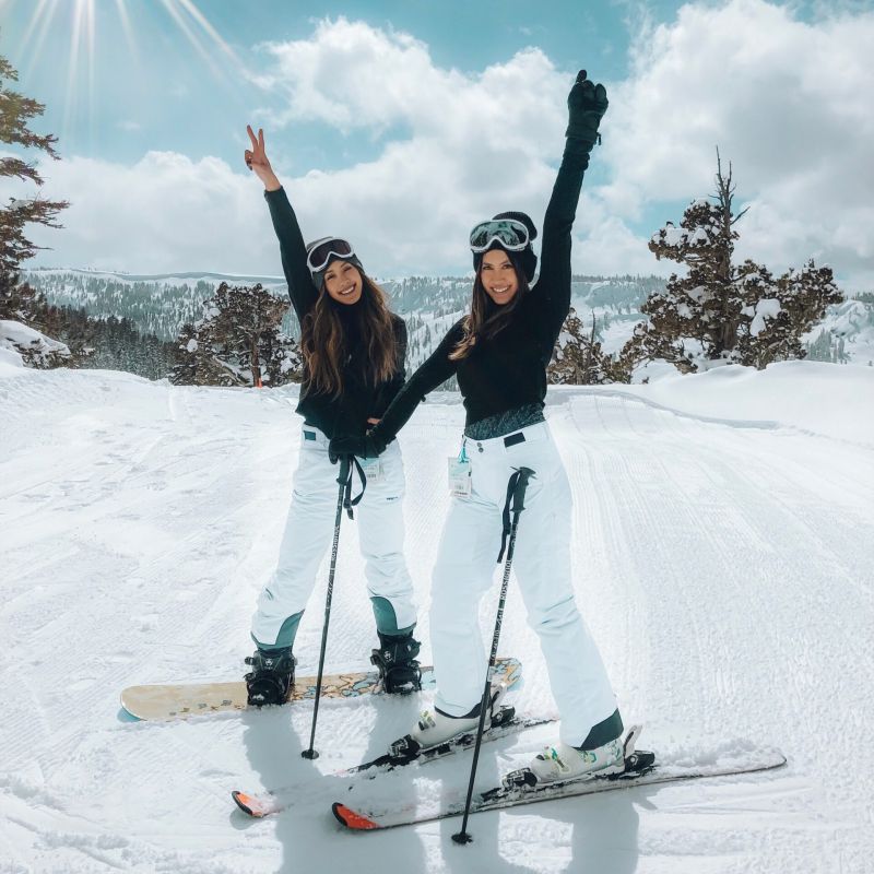 девушки на лыжах в горах