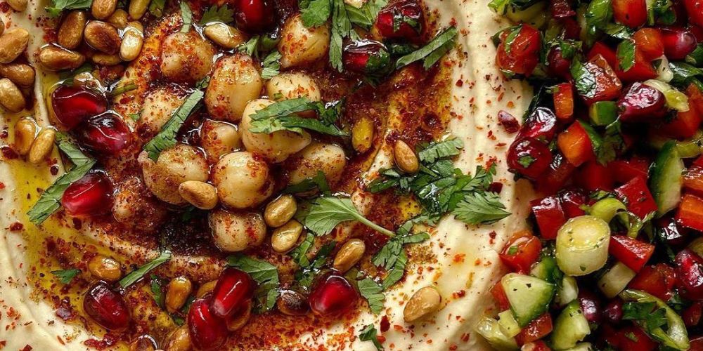 Рецепт хумуса с кедровыми орешками, овощами и кинзой