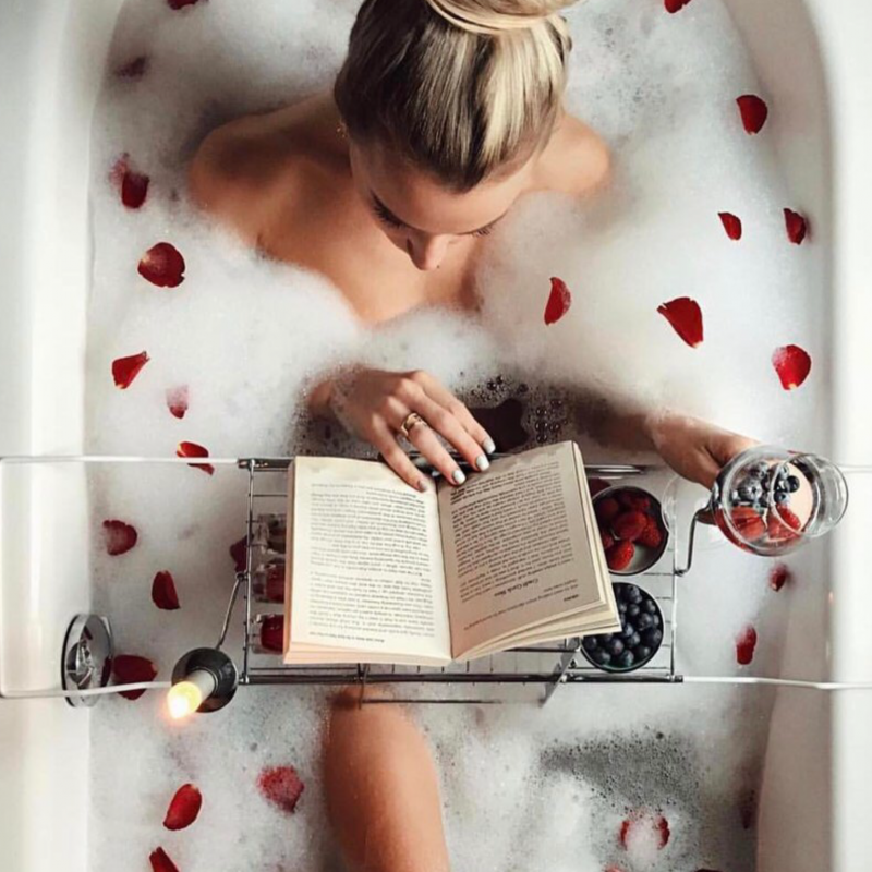 девушка в ванной с пеной с книгой и бокалом
