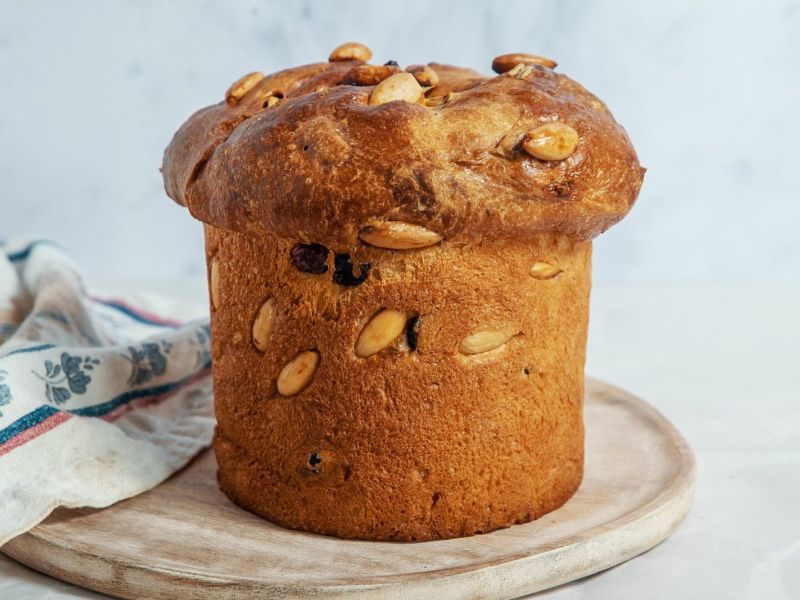 пасхальный кулич с миндалем и изюмом