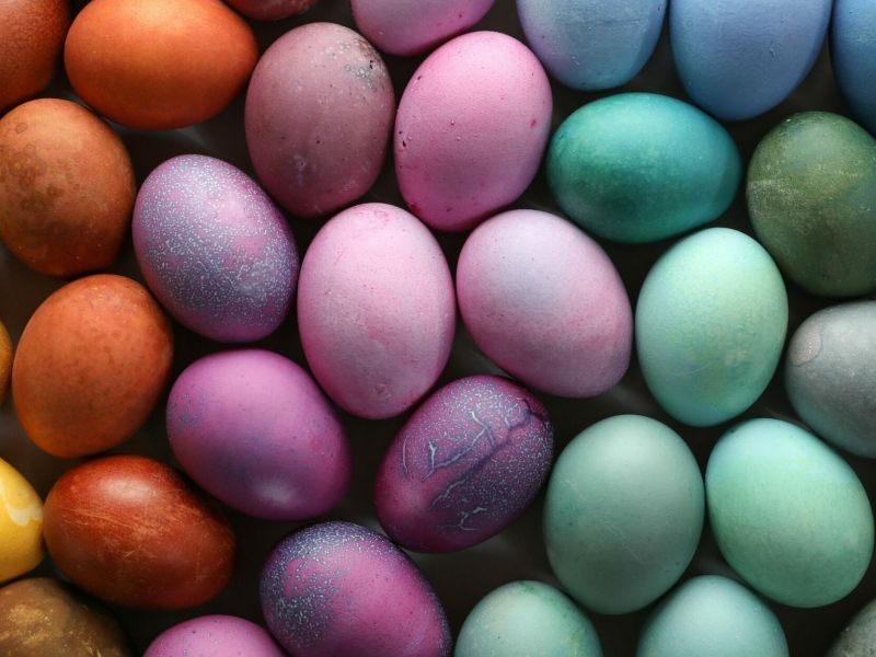 как покрасить яйца натурально