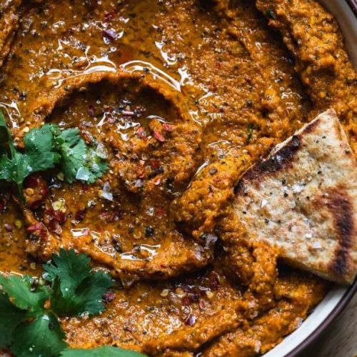 Острая мухаммара из печеного перца с фетой