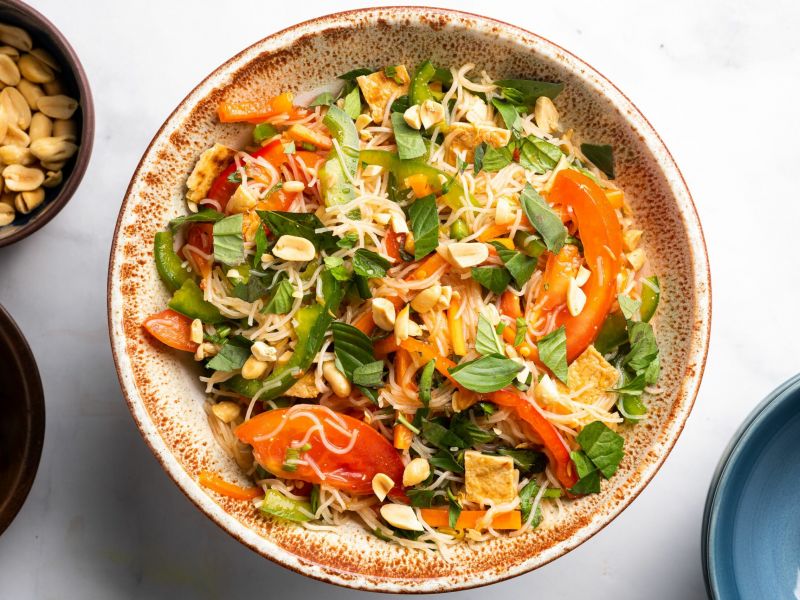 салат с рисовой лапшой овощами и карри