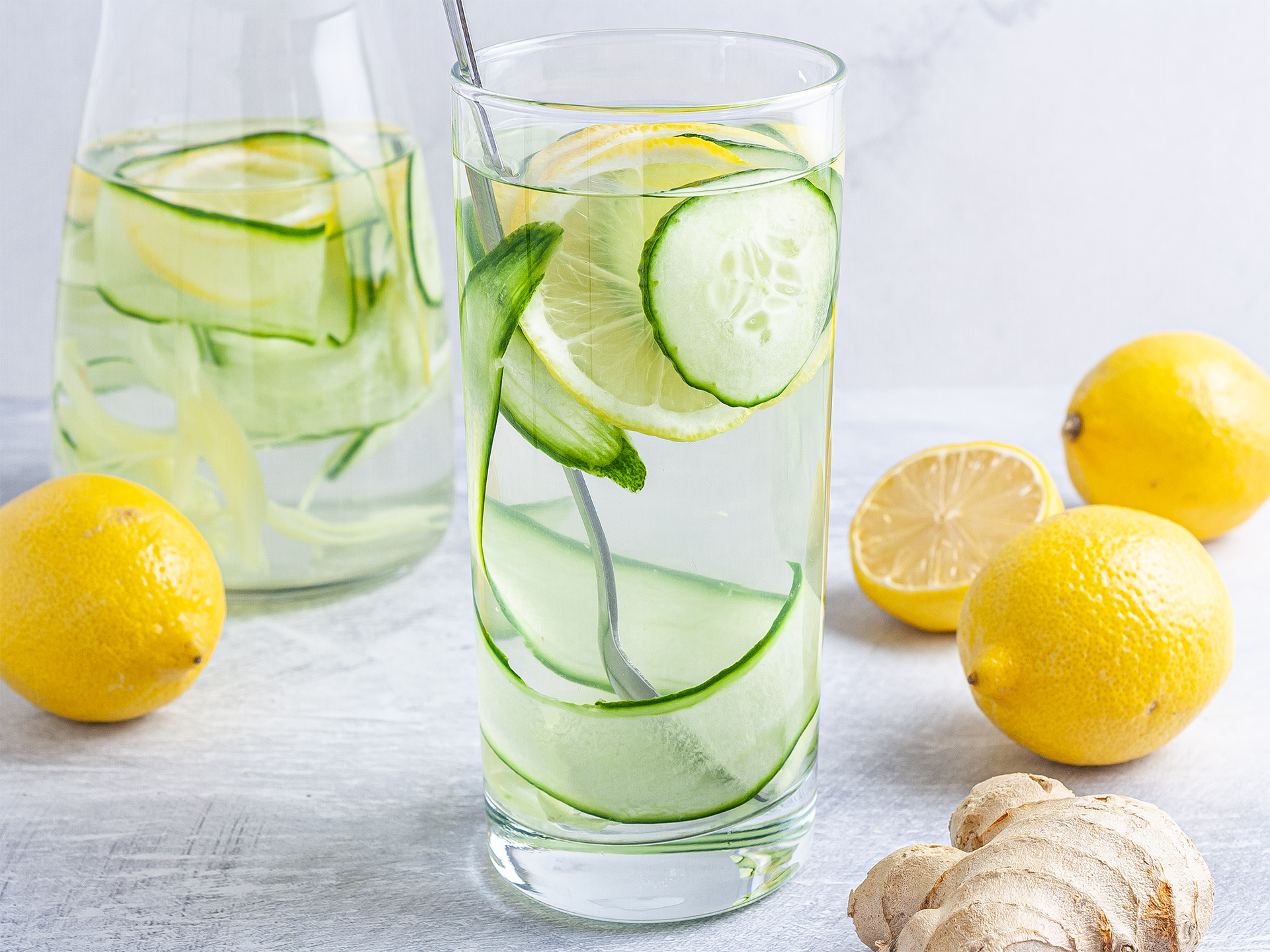 Можно ли пить натощак воду с лимоном. Вода с лимоном выводит токсины. Чем полезна вода с лимоном. Персик и лимон с водой. Детокс вода на столе.