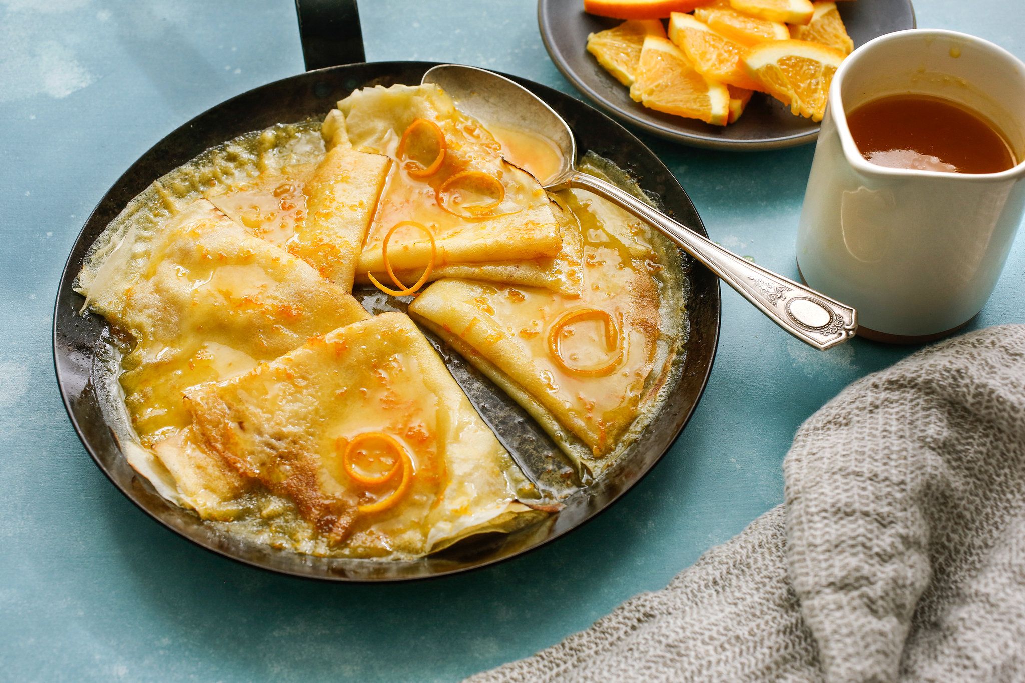 Блины с начинкой запеченные в духовке со сметаной и сыром